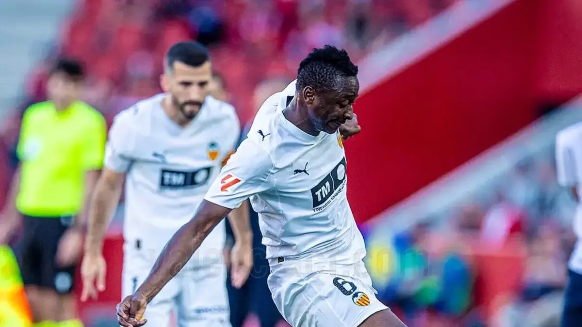 umar sadiq in action for valencia