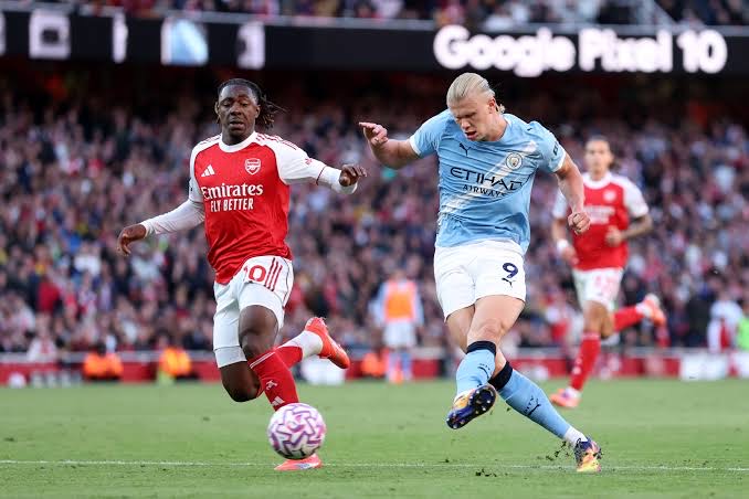 eberechi eze and erling haaland compete for a ball during a game between arsenal vs manchester city