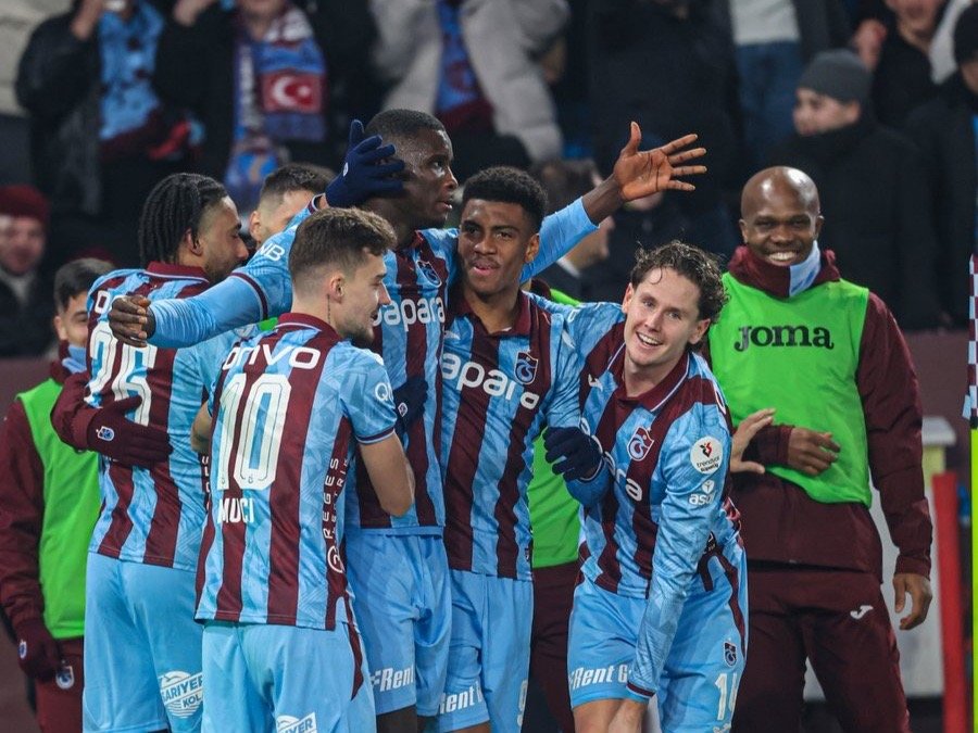 paul onuachu celebrates a goal at trabzonspor with his teammates 