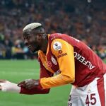 osimhen celebrates with galatasaray teammates