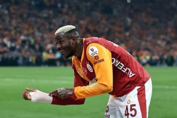 osimhen celebrates with galatasaray teammates
