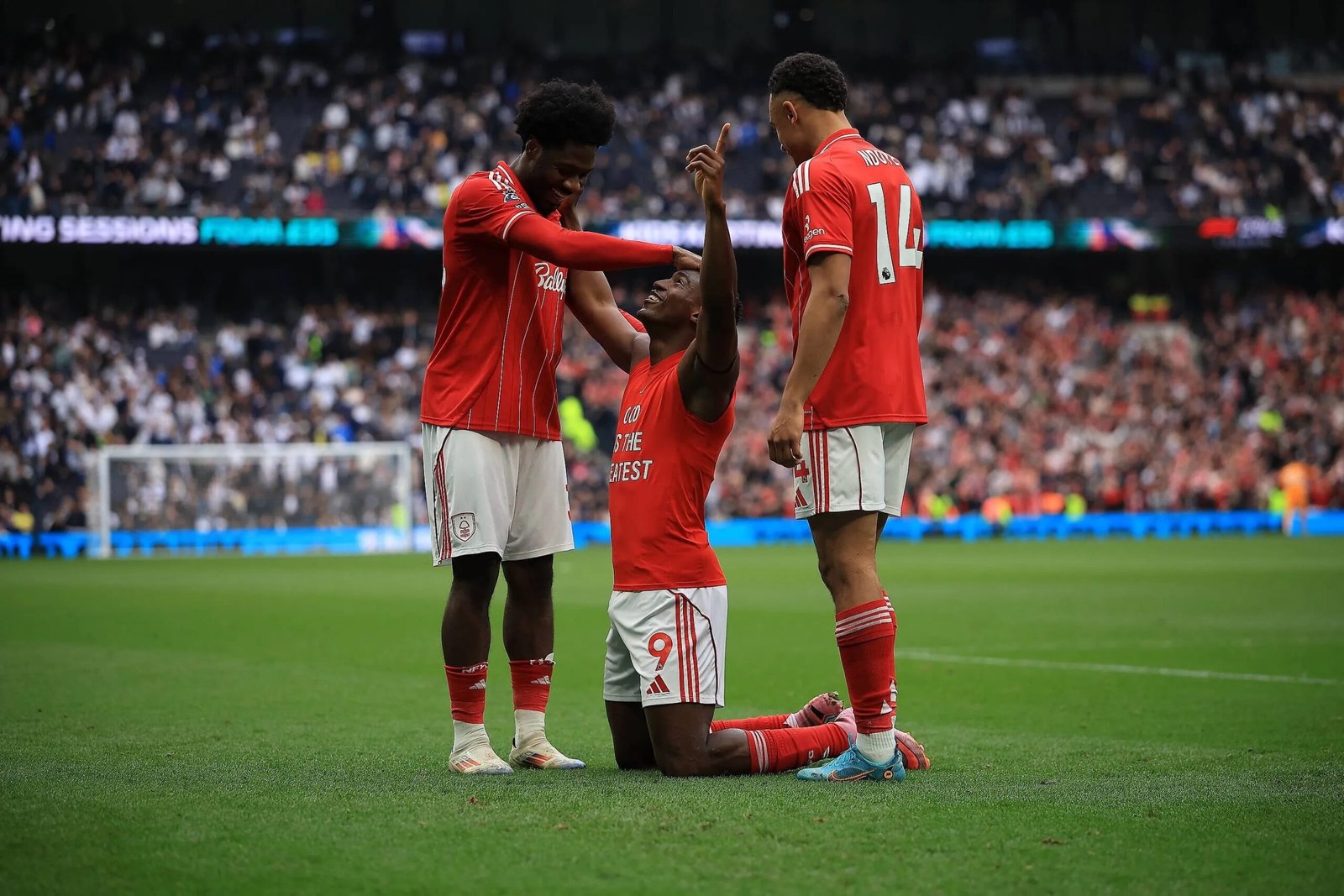taiwo awoniyi celebrates after scoring for nottingham forest against tottenham hotspur