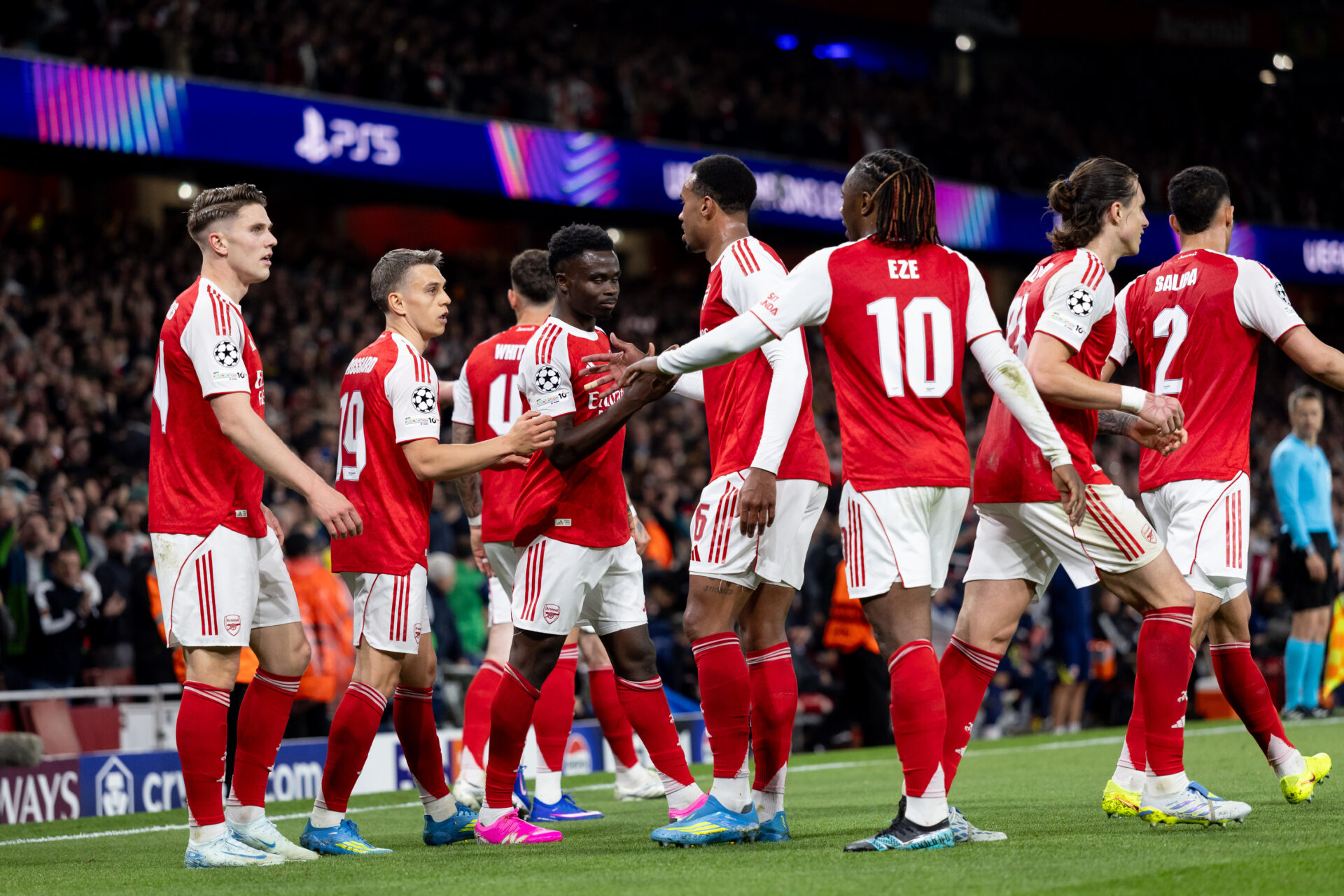 arsenal players celebrate