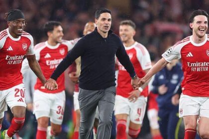 mikel arteta and arsenal players celebrate
