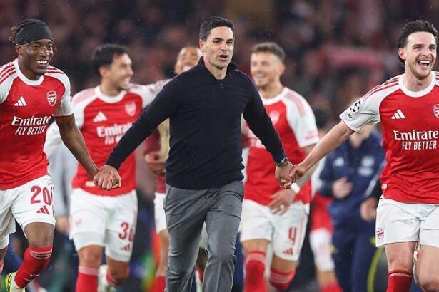 mikel arteta and arsenal players celebrate