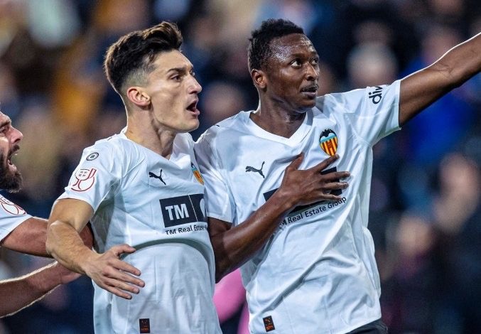 umar sadiq in action for valencia