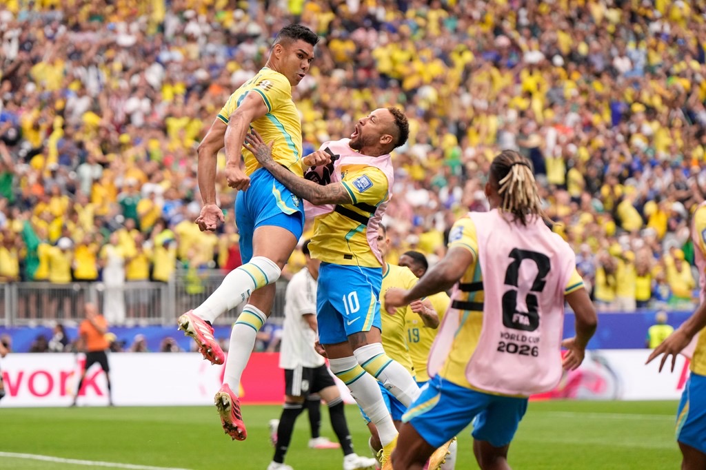 casemiro and neymar celebrate for brazil