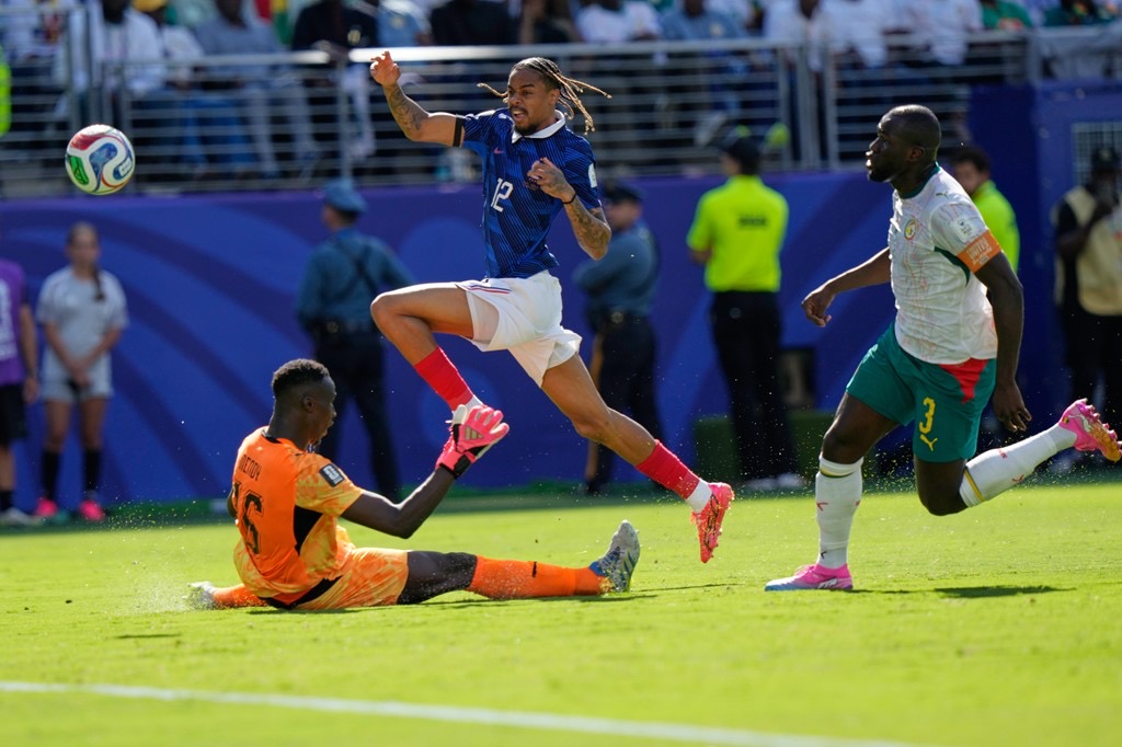 bradley barcola scores for france