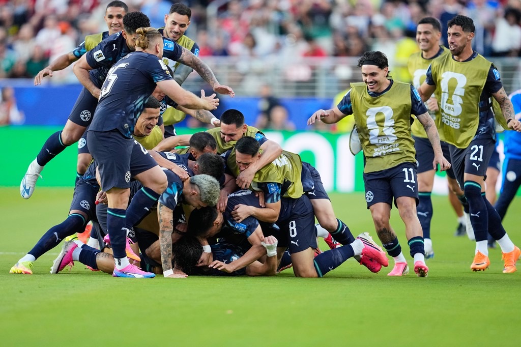 paraguay celebrate goal vs turkey